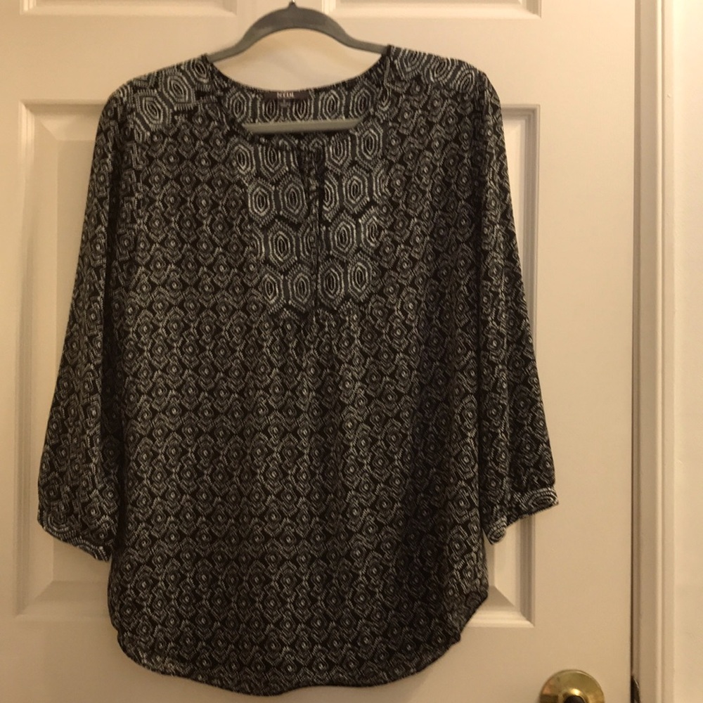 Black NYDJ small with pattern. it has never been worn